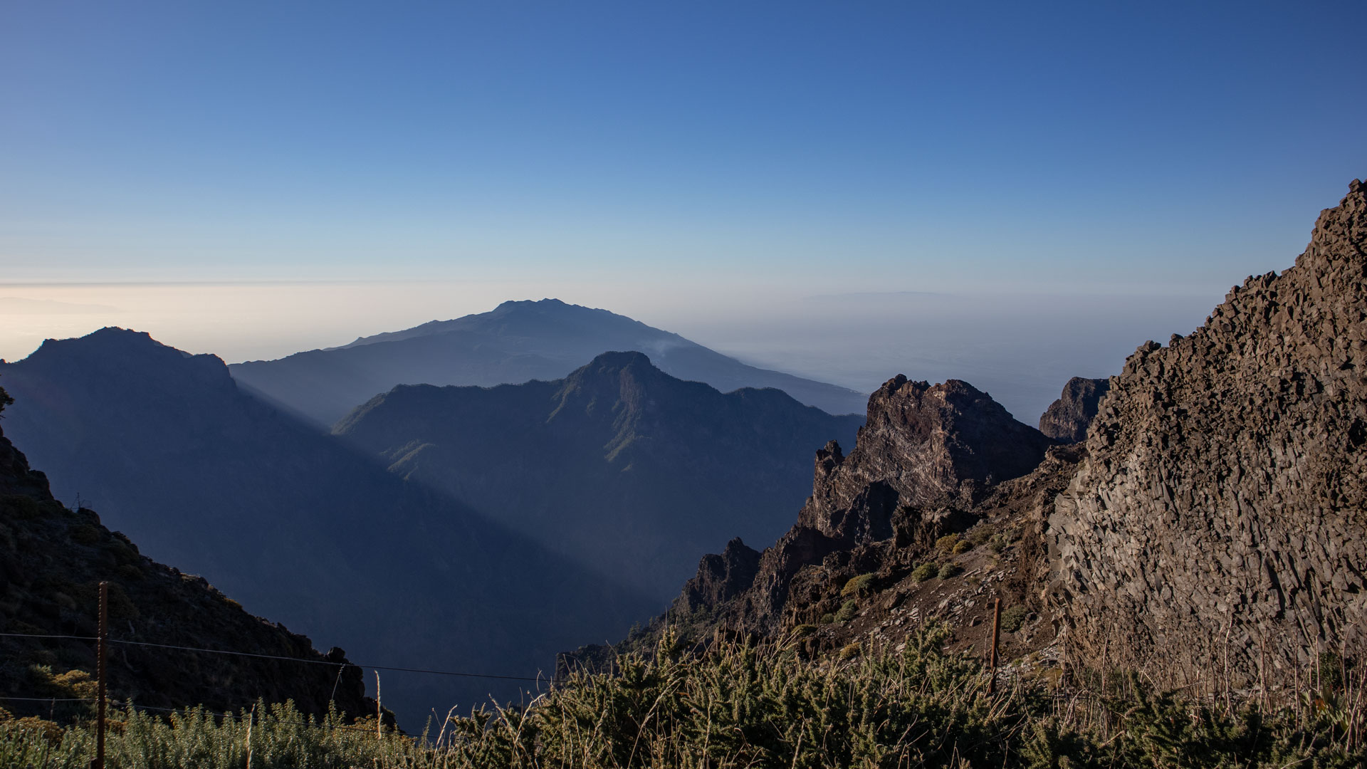 Blick im Morgenlicht vom Roque de los Muchachos auf den Bejenado und die Cumbre Vieja.