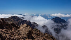 Verdampfende Passatwolken entlang des Höhenwanderwegs am Caldera-Rand