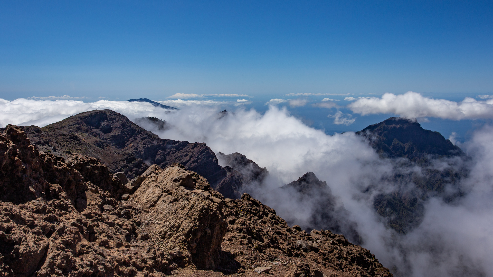 Verdampfende Passatwolken entlang des Höhenwanderwegs am Caldera-Rand