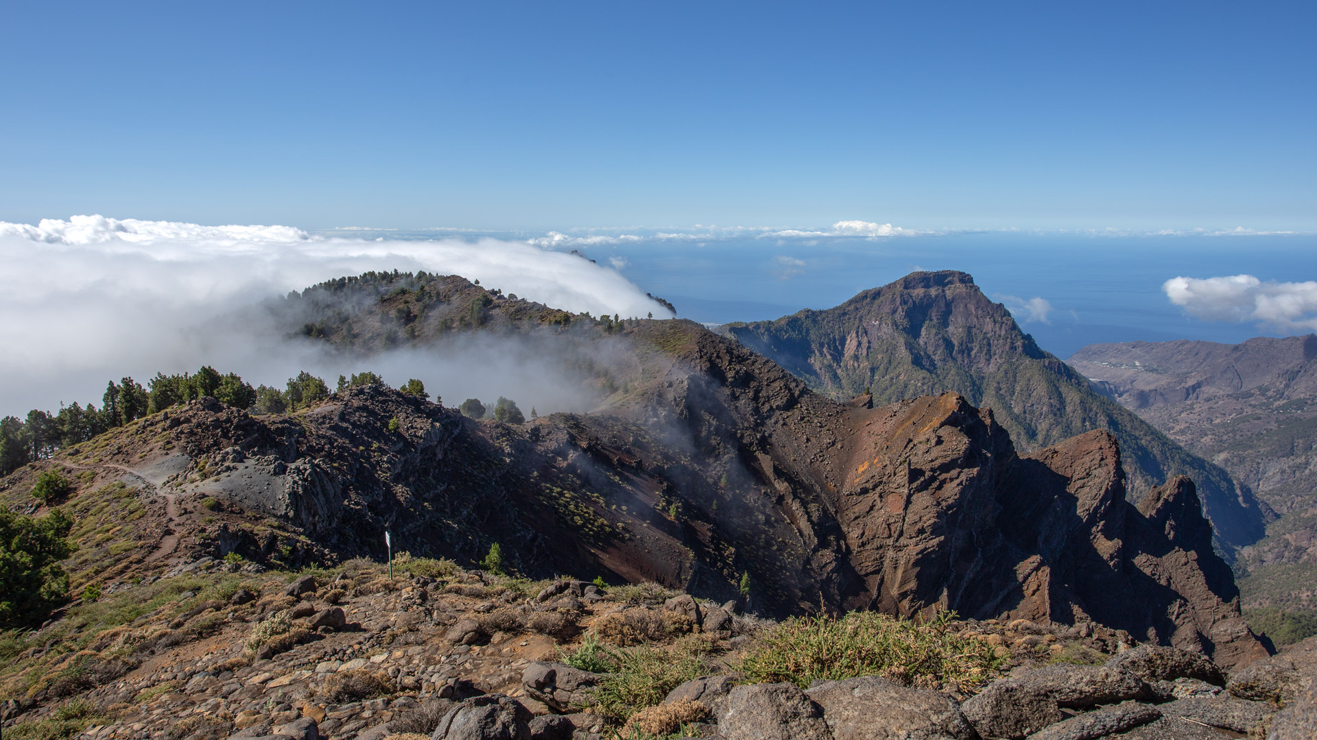 Gipfel hinter Gipfel – vom Pico de la Nieve taucht der Bejenado hinter dem Caldera-Kamm auf,