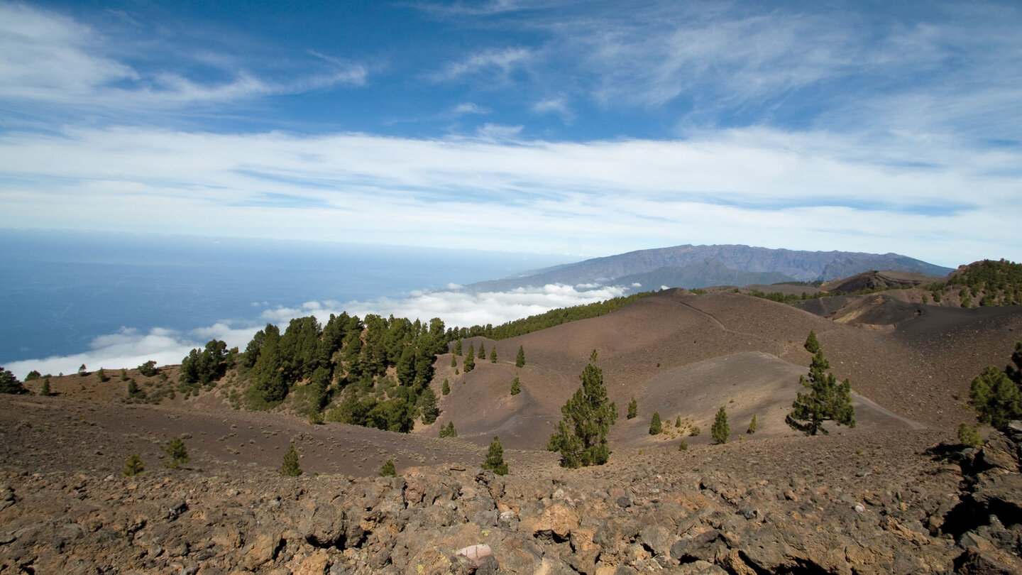Ausblick von den Volcanes La Deseada zur Gipfelkette der Caldera