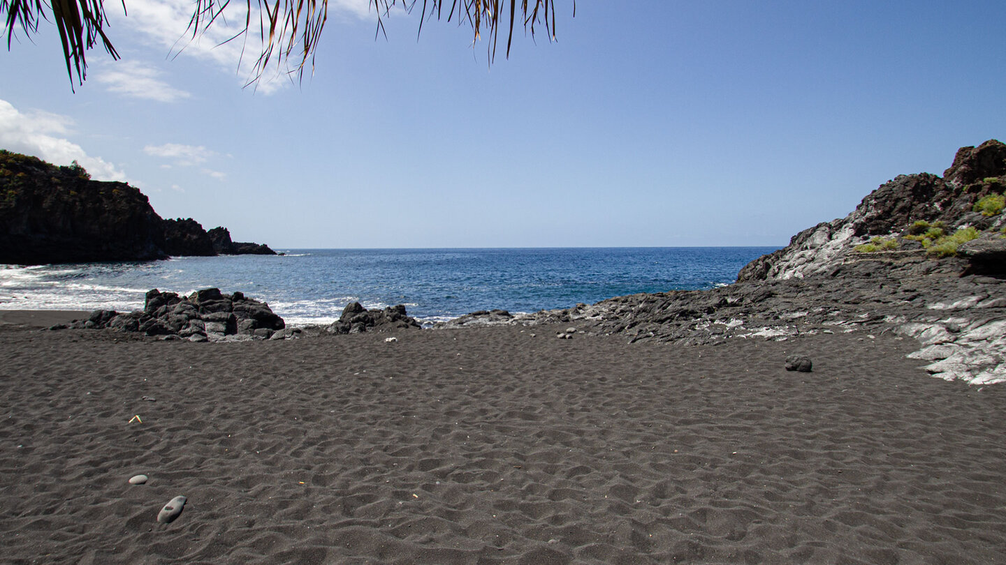 Schwarzer Sandstrand der Playa de Charco Verde - eingebettet in eine natürliche Bucht an der Westküste La Palmas