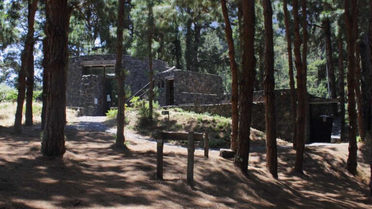 Hauptgebäude des Campingplatzes in der Caldera de Taburiente auf La Palma