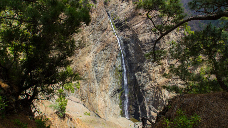Mit rund 100 Metern einer der höchsten Wasserfälle La Palmas: Die Cascada de la Fondada fällt senkrecht durch die Caldera-Wand.