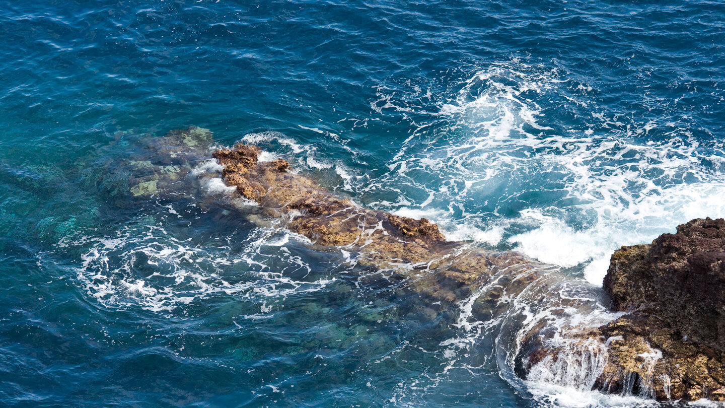 Vorgelagerte Felsen in kristallklarem Wasser, Playa de Nogales, La Palma.