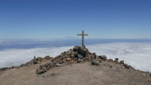 Gipfelkreuz Pico de la Nieve – Teneriffa und Teide am Horizont