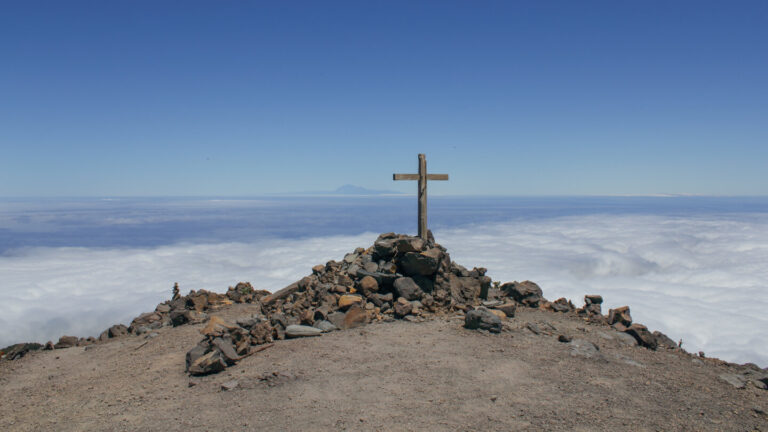Gipfelkreuz Pico de la Nieve – Teneriffa und Teide am Horizont