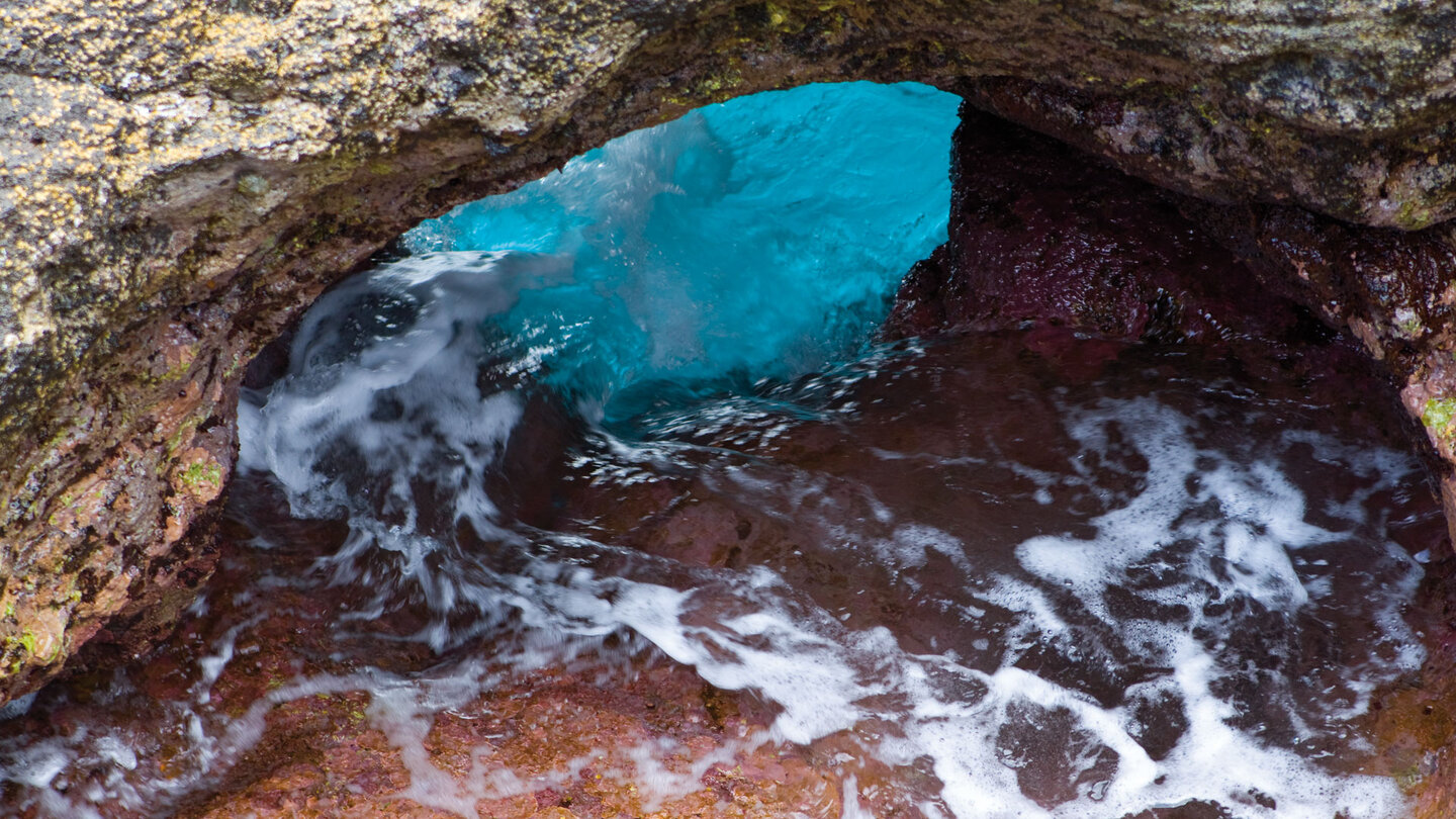 Lavagestein rund um die Becken des Charco Azul – die Meerwasserbecken füllen sich mit jedem Wellengang neu