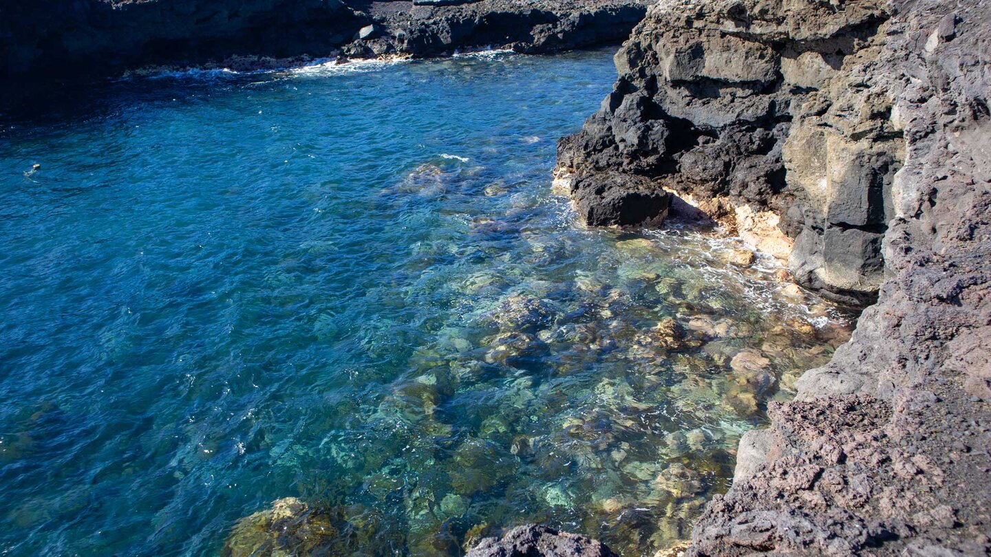 Blauer Atlantik an der Playa de Las Cabras – wilde, zerklüftete Bucht am südlichsten Ende La Palmas