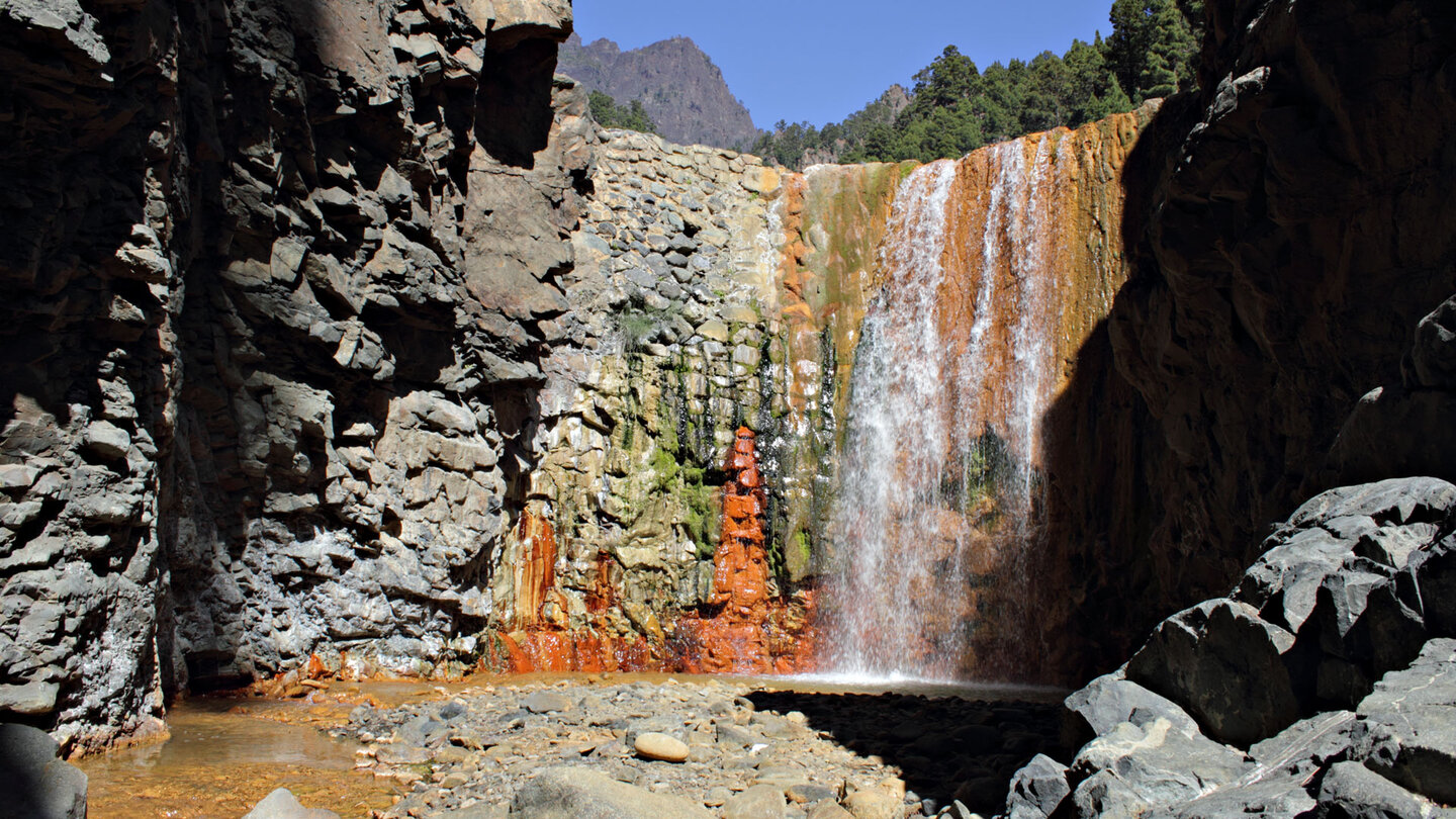 Blick auf die Cascada de Colores oder den Wasserfall der Farben auf La Palma