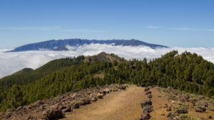 Blick von der Hochebene der Cumbre Vieja bis zur Gipfelkette der Caldera de Taburiente