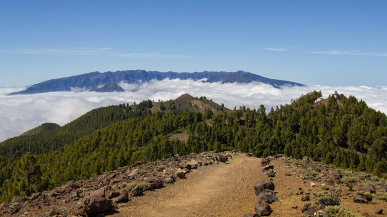 Blick von der Hochebene der Cumbre Vieja bis zur Gipfelkette der Caldera de Taburiente