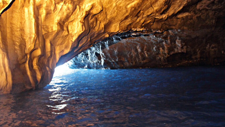 einen spektakulären Anblick bieten die Felswände in der Cueva Bonita