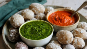 papas arrugadas con mojo rojo y verde