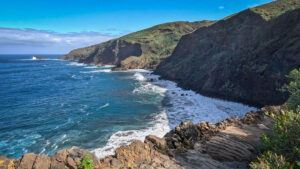 Blick zur Playa del Callejoncito an der Nordküste von Garafía – einer der verstecktesten Strände La Palmas