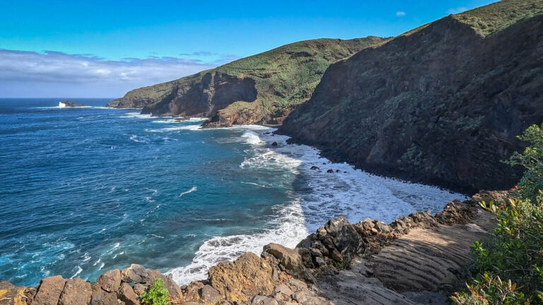 Blick zur Playa del Callejoncito an der Nordküste von Garafía – einer der verstecktesten Strände La Palmas