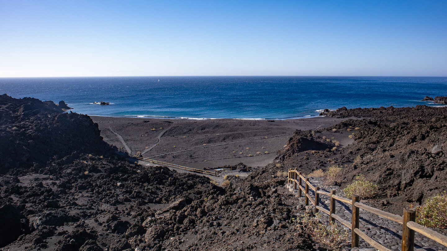 Der Abstieg zur Playa Echentive – lange Treppe hinab auf die Teneguía-Lavazunge von 1971