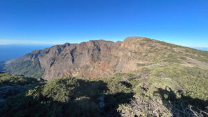 Blick entlang der Gipfelkette der Ruta de Crestería auf La Palma