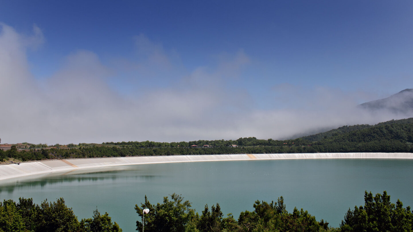 Der Stausee Laguna de Barlovento in den Bergen La Palmas