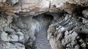 der Fußweg zur Playa de la Veta führt durch einen abenteuerlichen Tunnel