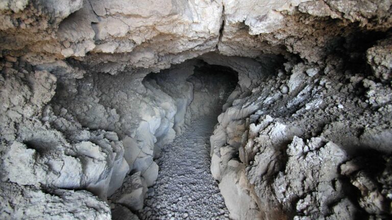 der Fußweg zur Playa de la Veta führt durch einen abenteuerlichen Tunnel