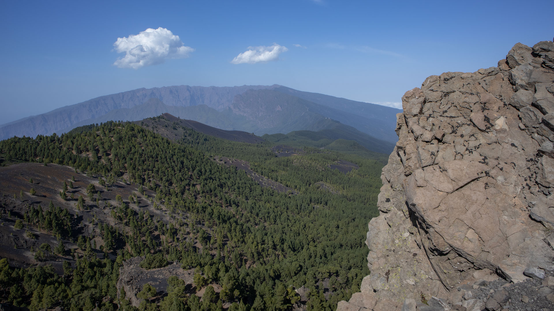 Weitblick vom Pico Nambroque über den Höhenzug der Cumbre Vieja bis zum Nationalpark Caldera de Taburiente
