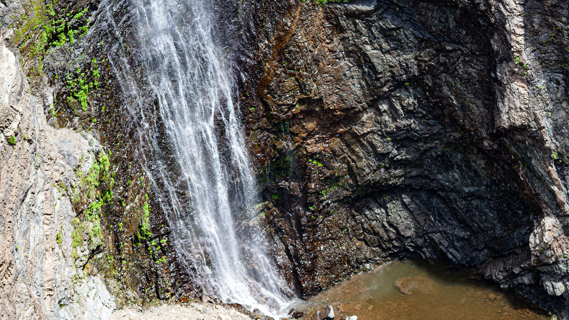 Natürliches Wasserbecken unterhalb der Cascada de la Fondada im Nationalpark Caldera de Taburiente