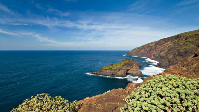 Der Roque de Tabaidas an der Steilküste von Garafía, La Palma
