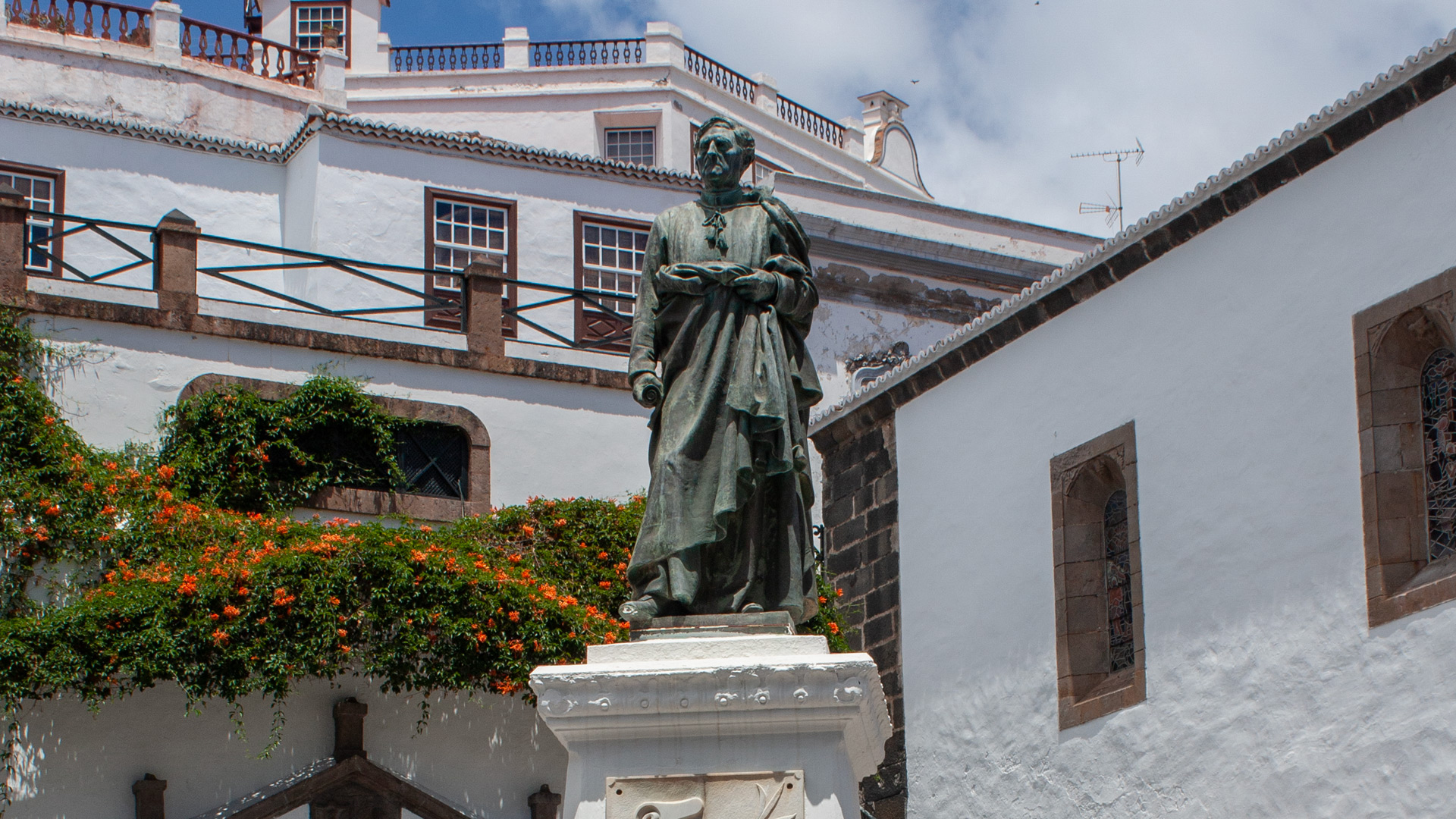 Statue des Manuel Díaz Hernández an der Plaza de España.