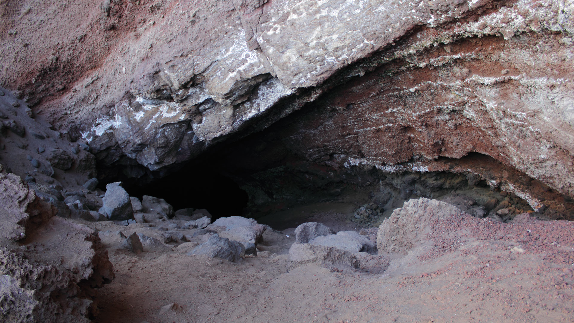 Cueva del Infierno – geheimnisvolle Höhle auf dem Abstieg zur Playa de Nogales