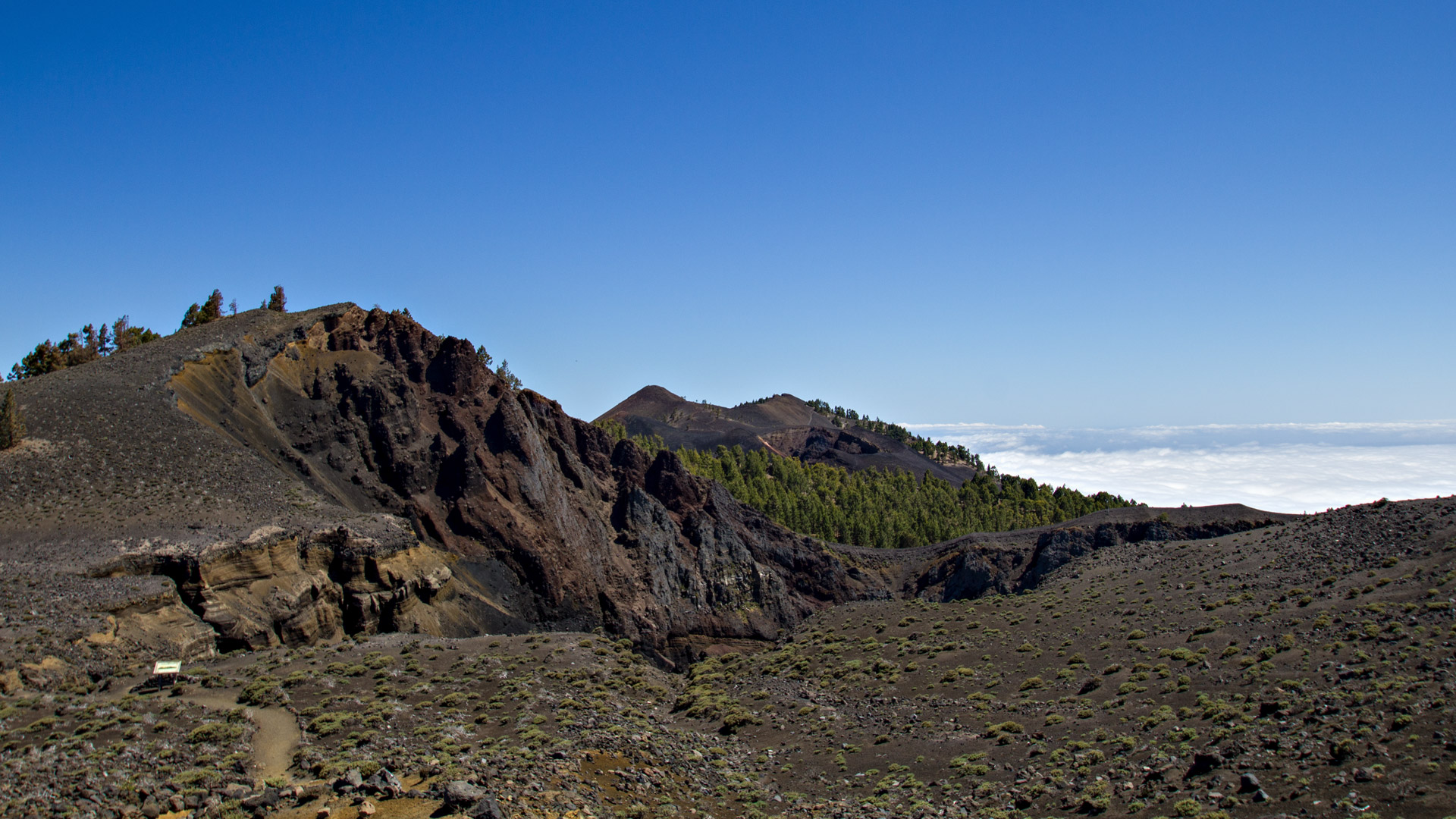 Blick vom Hoyo Negro entlang der Ruta de los Volcanes zum Volcán Duraznero und zum Deseada