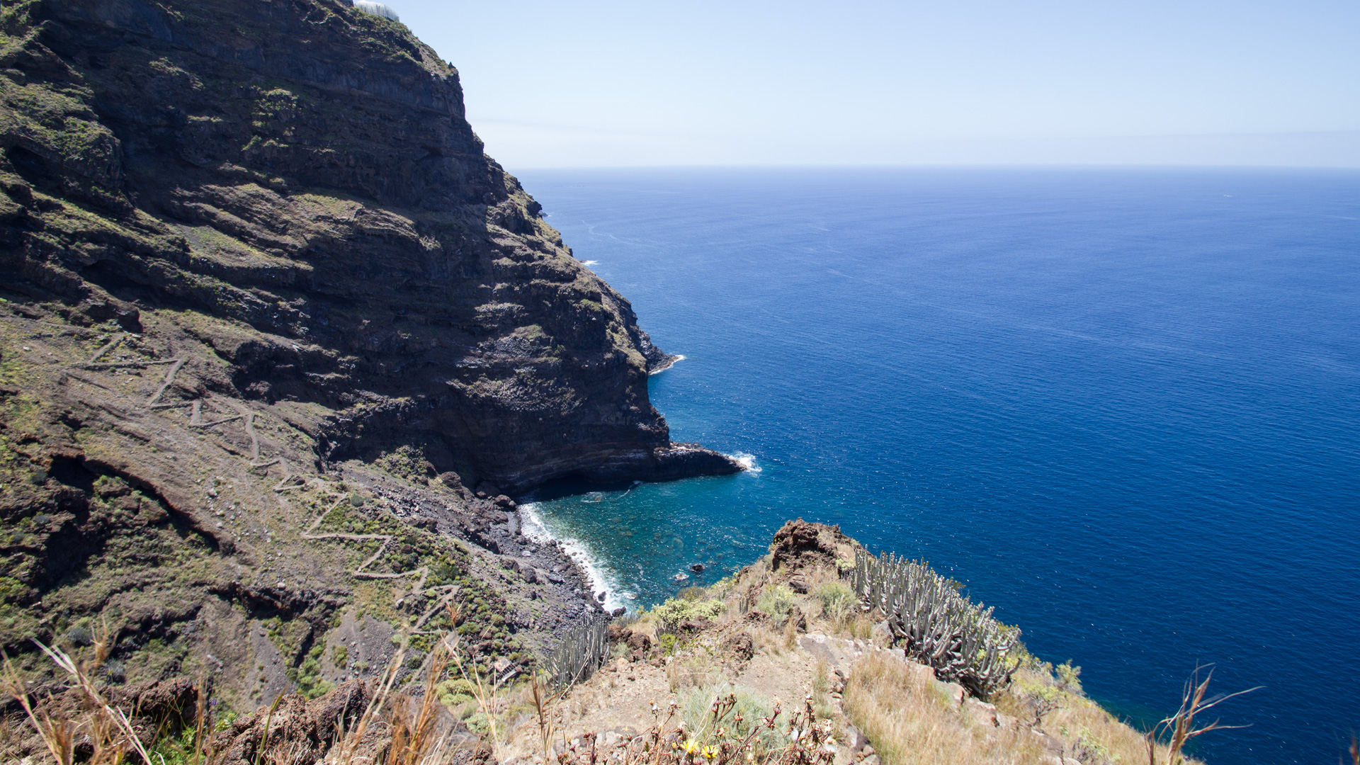 Weiter Blick auf den Atlantik – Wanderweg zur Playa de Jurado, La Palma
