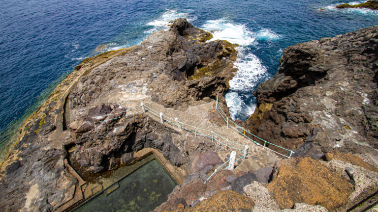 Blick auf Puerto de Puntagorda – natürlicher Küstenabschnitt mit Meerwasserbecken an der Nordwestküste La Palmas