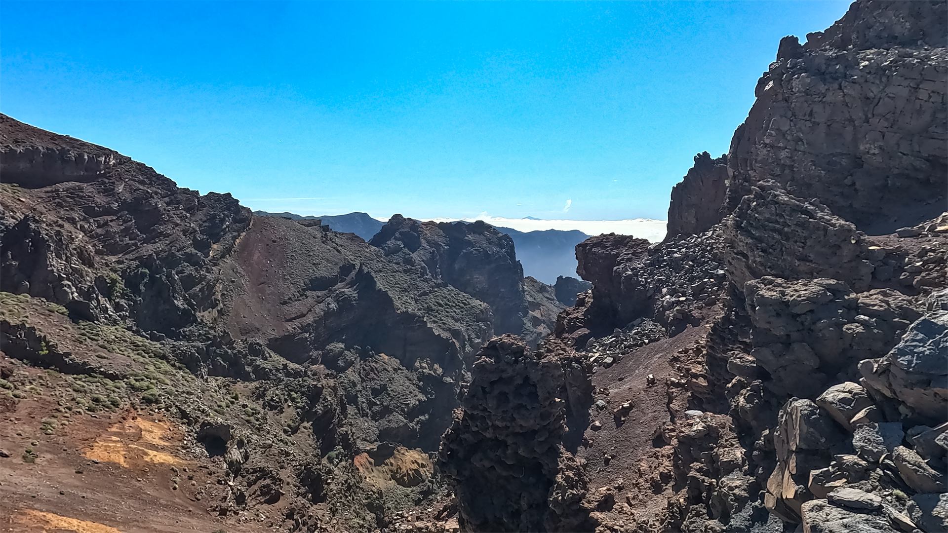 Wanderweg zum Roque Palmero entlang der Abbruchkante der Caldera de Taburiente