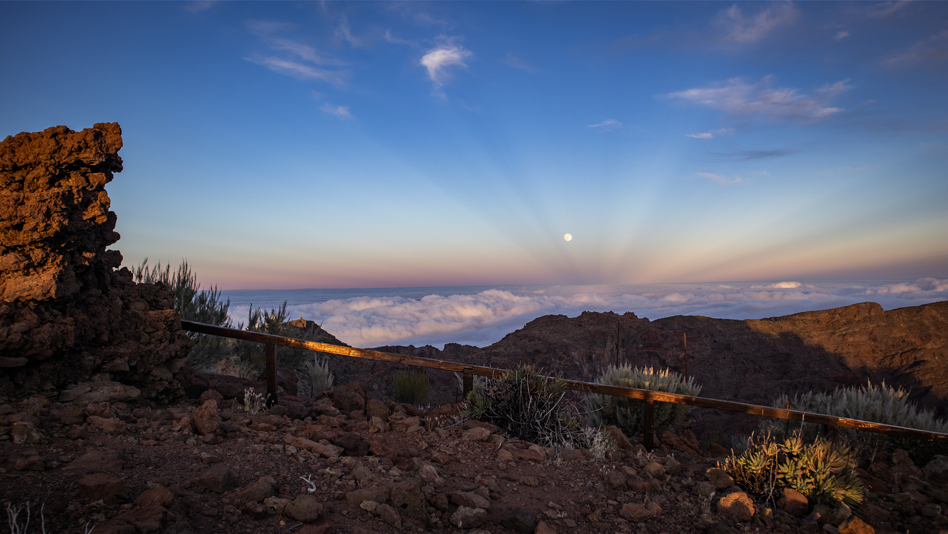 Sonnenuntergang Roque de los Muchachos — goldenes Licht über dem Atlantikhorizont.