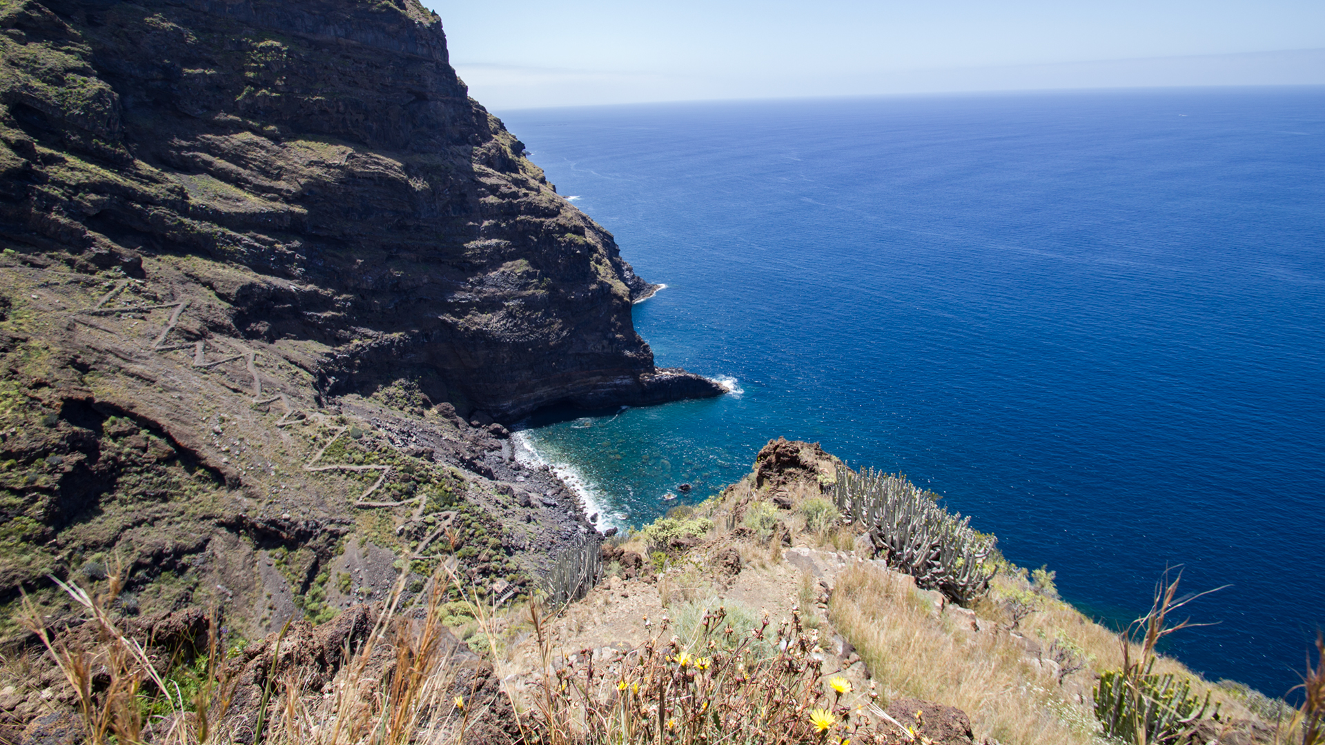 Abstiegsweg am Steilhang des Barranco del Jurado auf La Palma