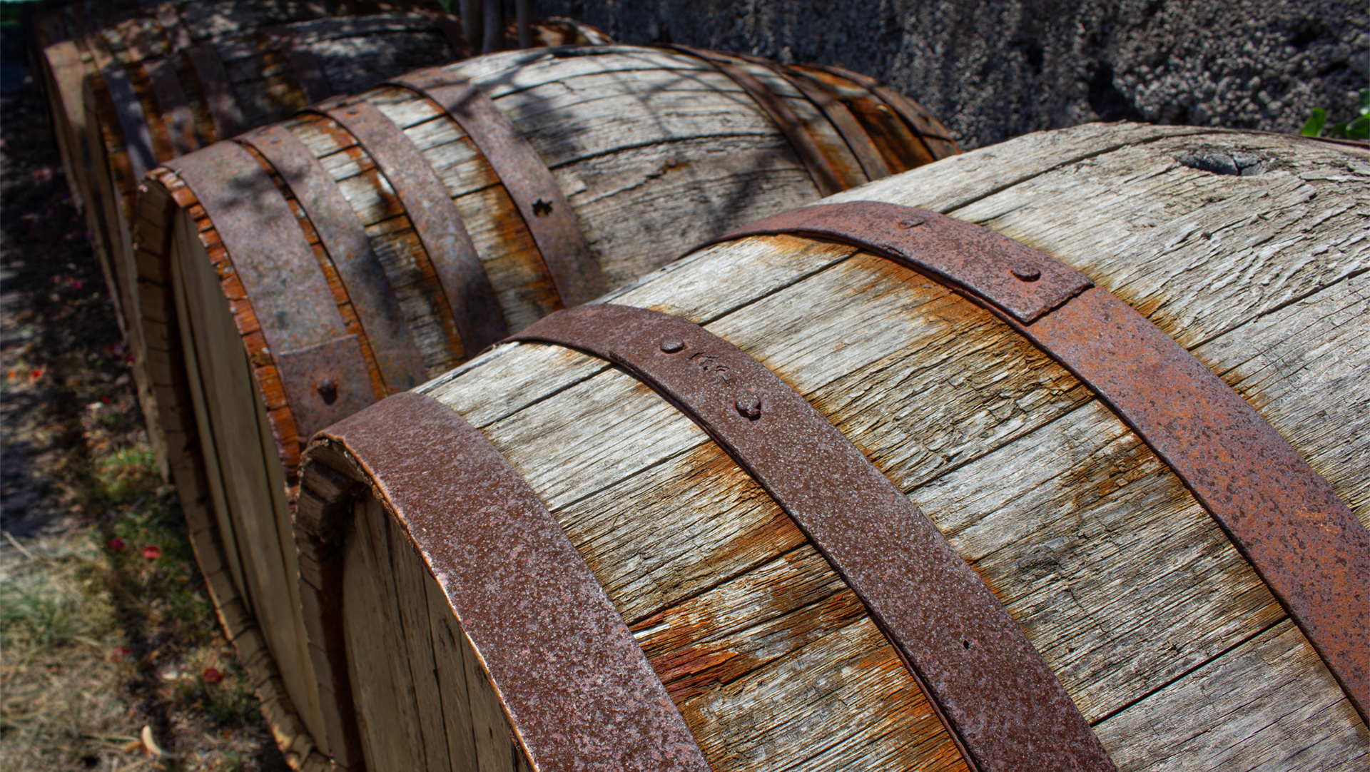 Alte Weinfässer vor einer Bodega – Weinbautradition auf La Palma.