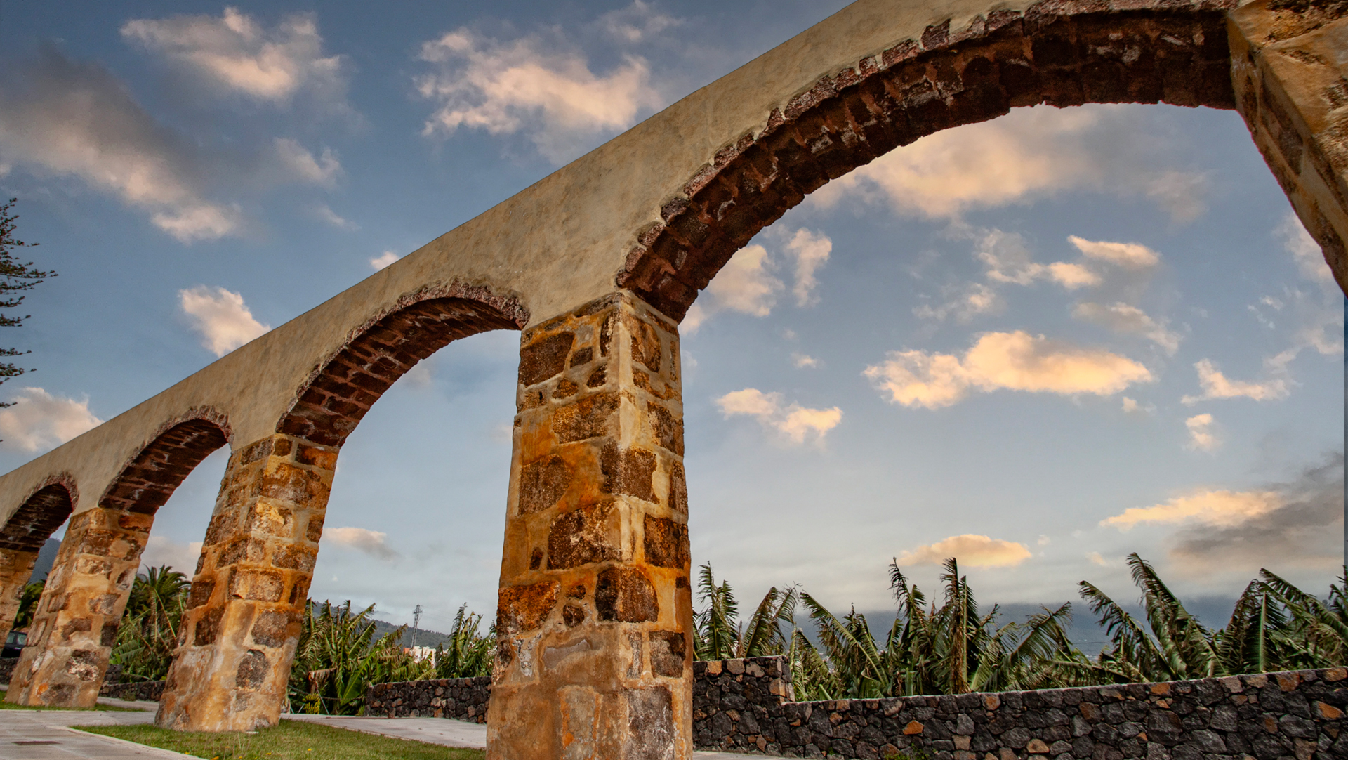 Historische Aquädukte — Bananenbewässerung auf La Palma einst und heute.