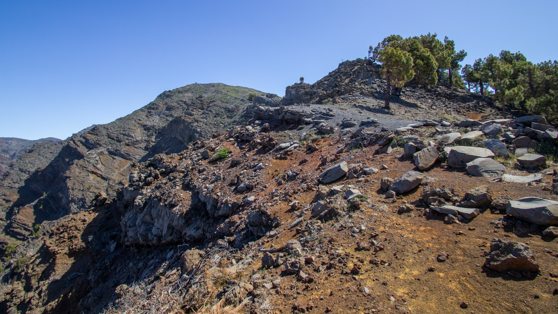 Ausblick auf den Caldera-Kamm mit Farbvariationen von Schwarz über Rot bis Gelb.
