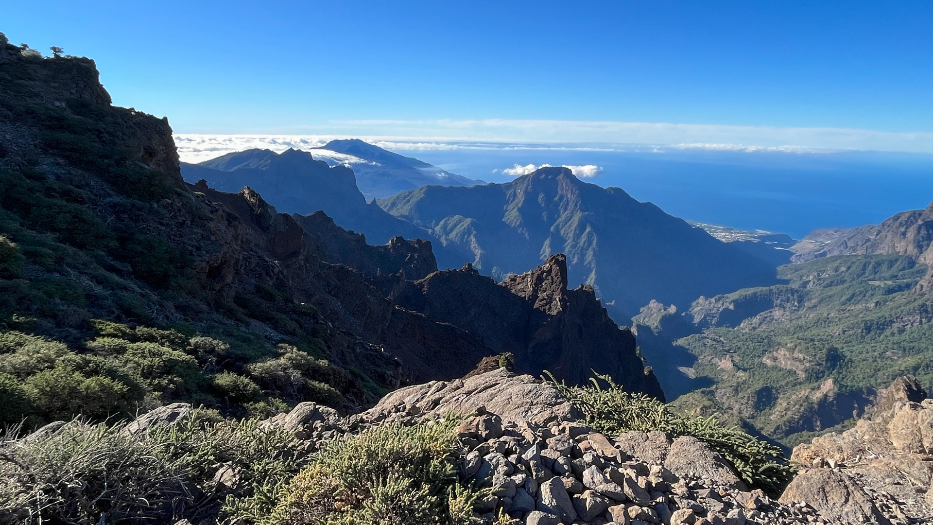 Ausblick vom Caldera-Rand über den Nationalpark Caldera de Taburiente bis zur Westküste bei Tazacorte