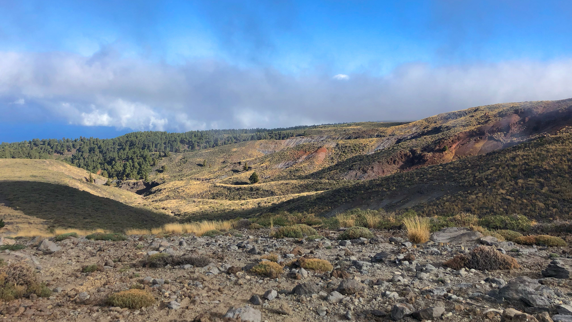 Blick nach Norden – karge Grate und weite Fernsichten prägen die Route.