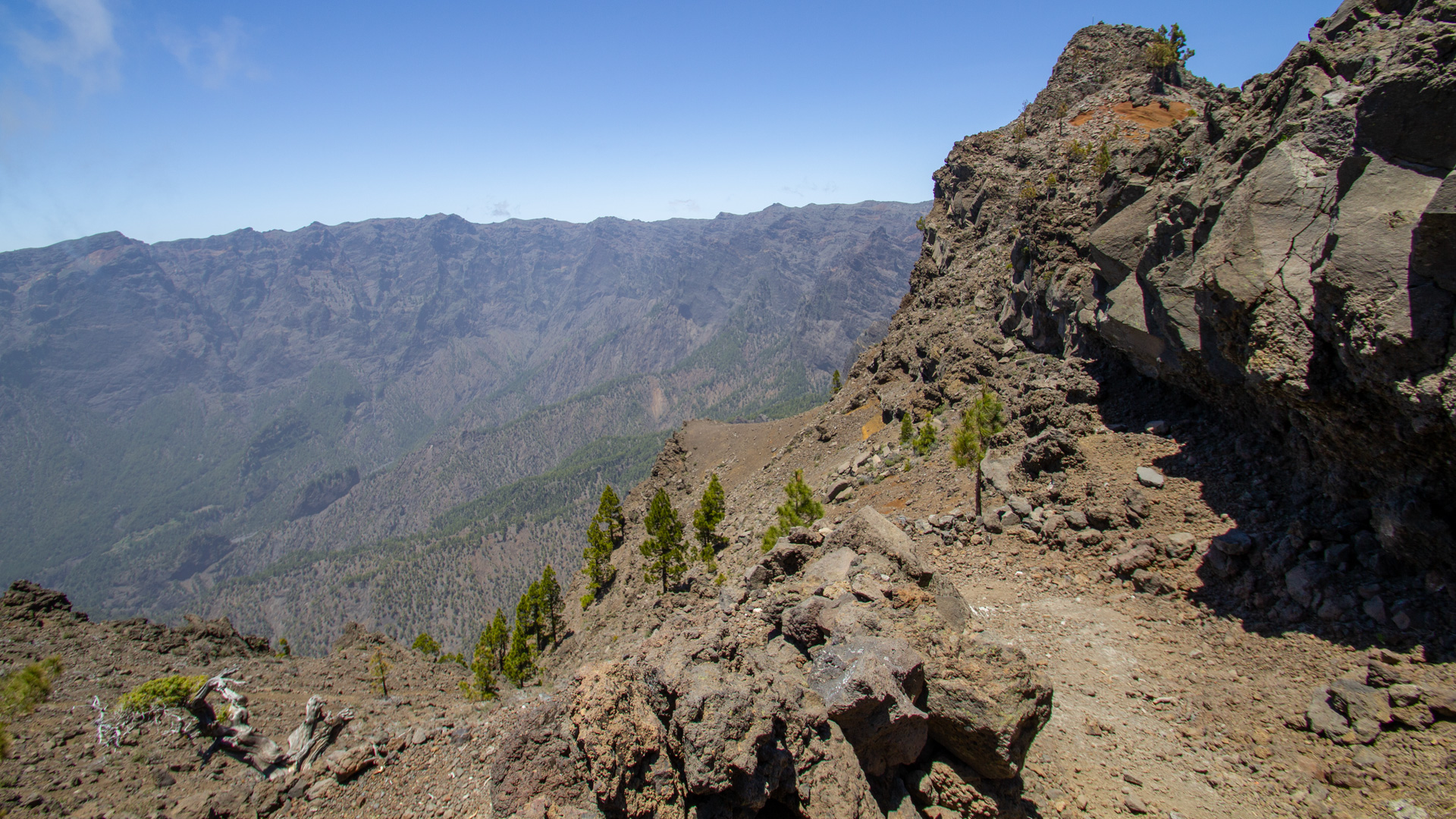Ausblick in den Erosionskrater der Caldera de Taburiente.