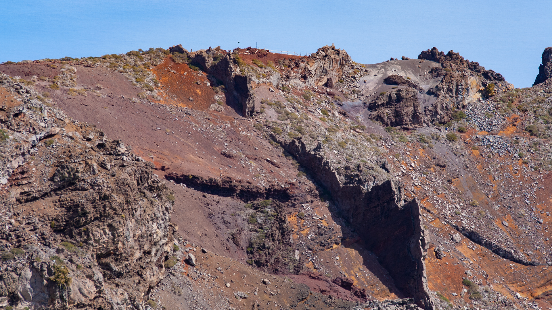Oxidierter Eisenbasalt färbt die Steilwände der Caldera de Taburiente in Rottönen