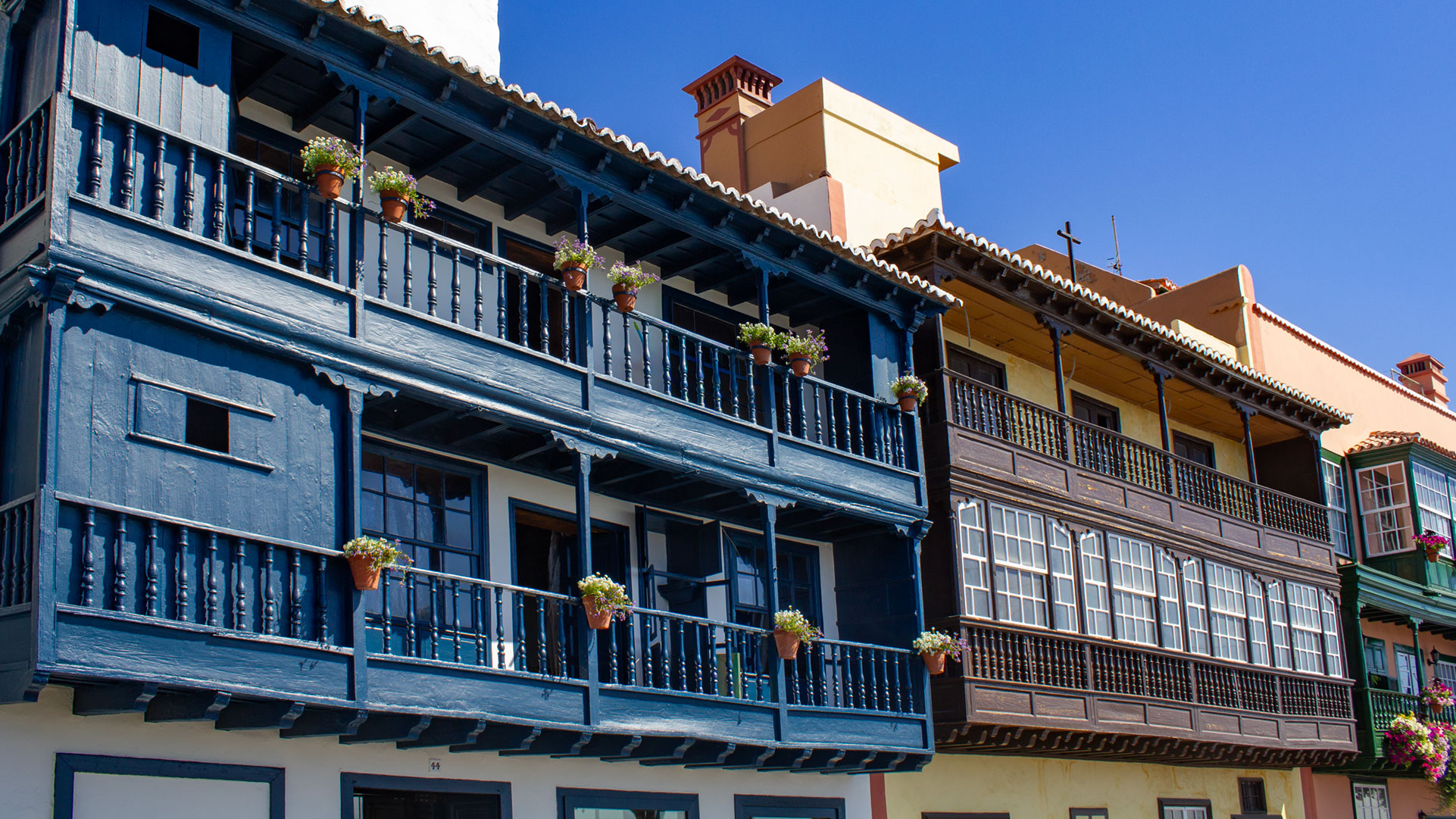 Denkmalgeschützte Balkonhäuser — koloniales Erbe Santa Cruz de La Palmas.