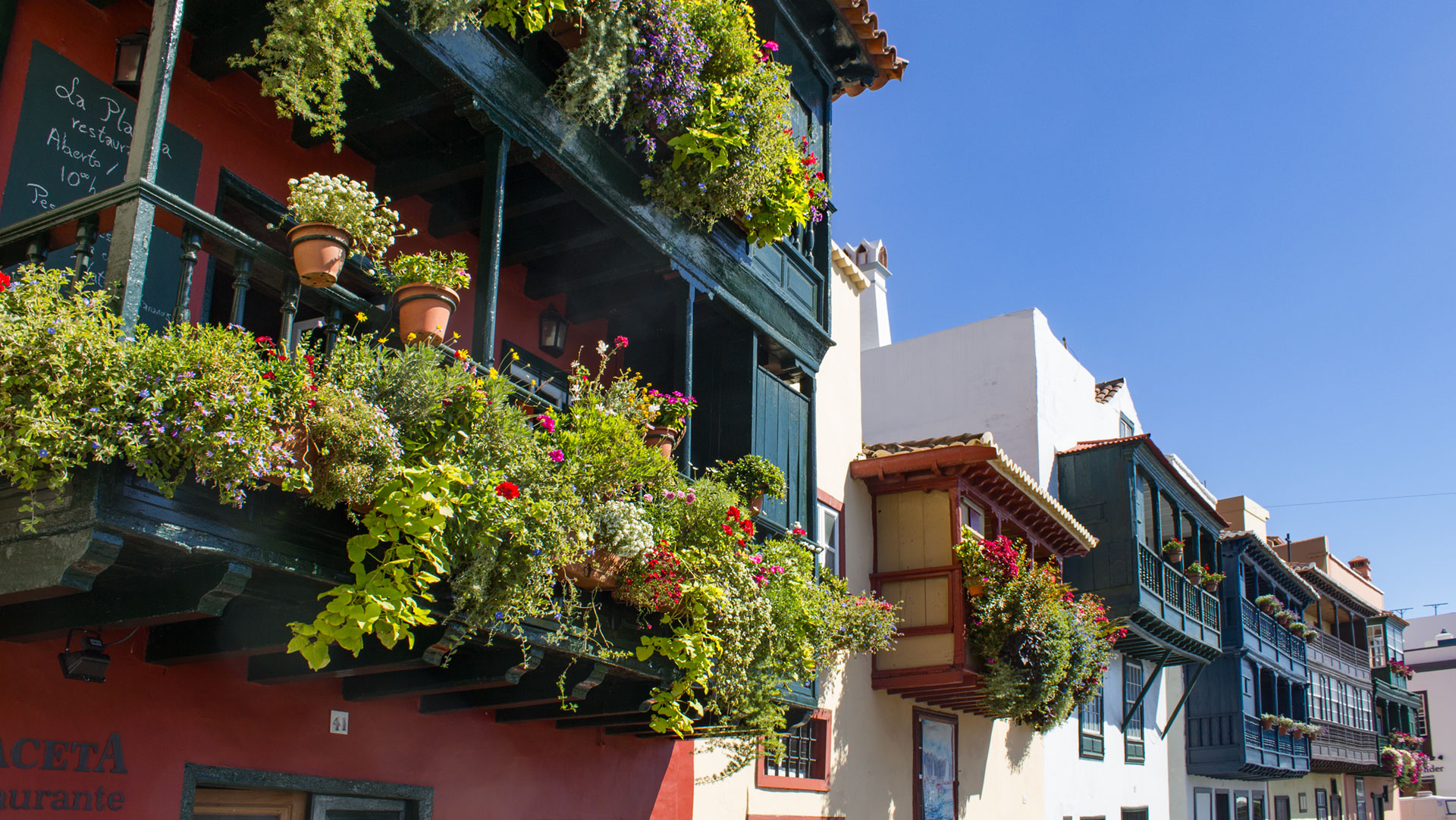 Holzbalkone der Avenida Marítima — Wahrzeichen Santa Cruz de La Palmas.