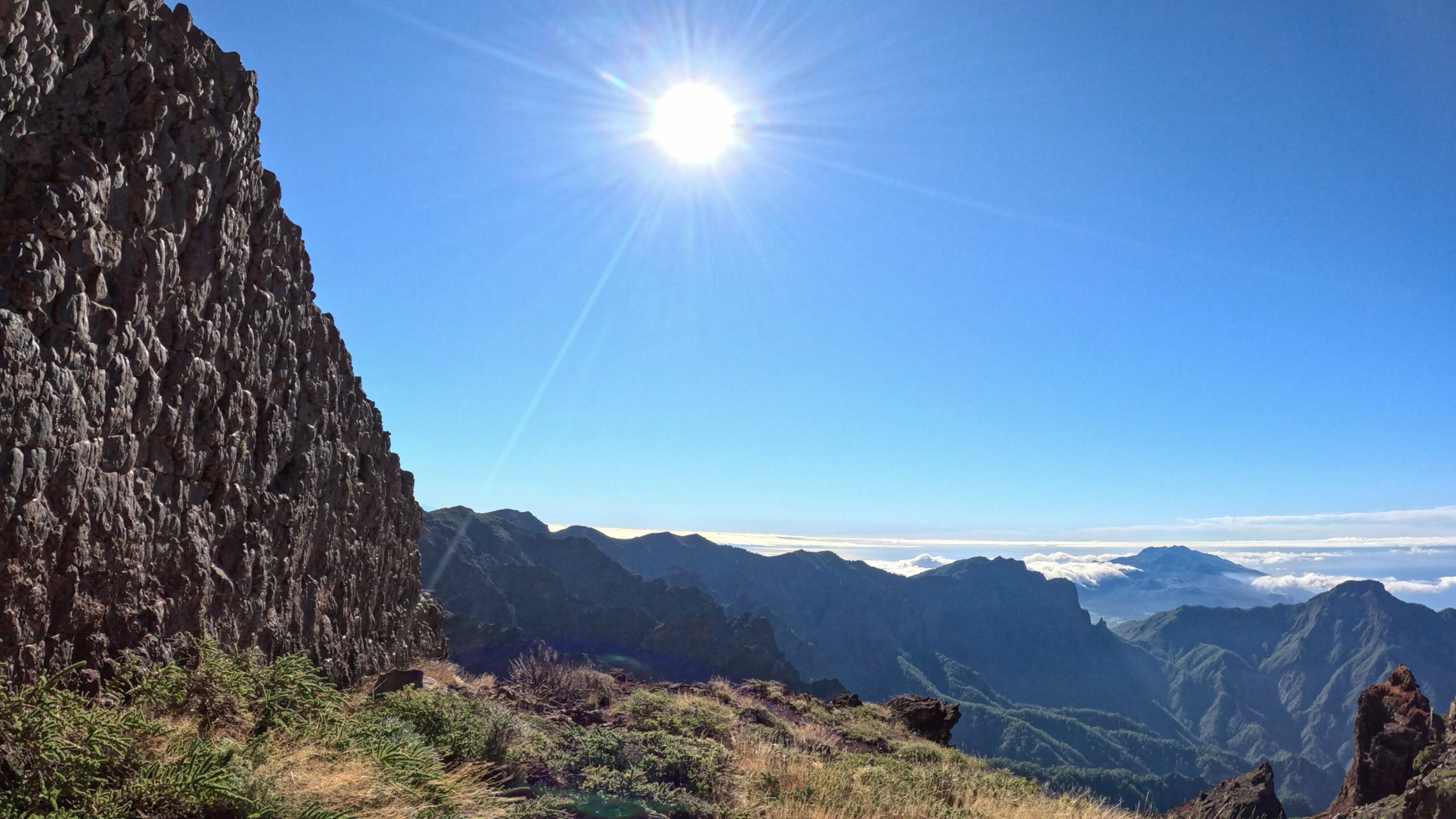 von der Felswand Pared de la Roberto bietet sich ein Panoramablick über den zentralen Gebirgszug La Palmas