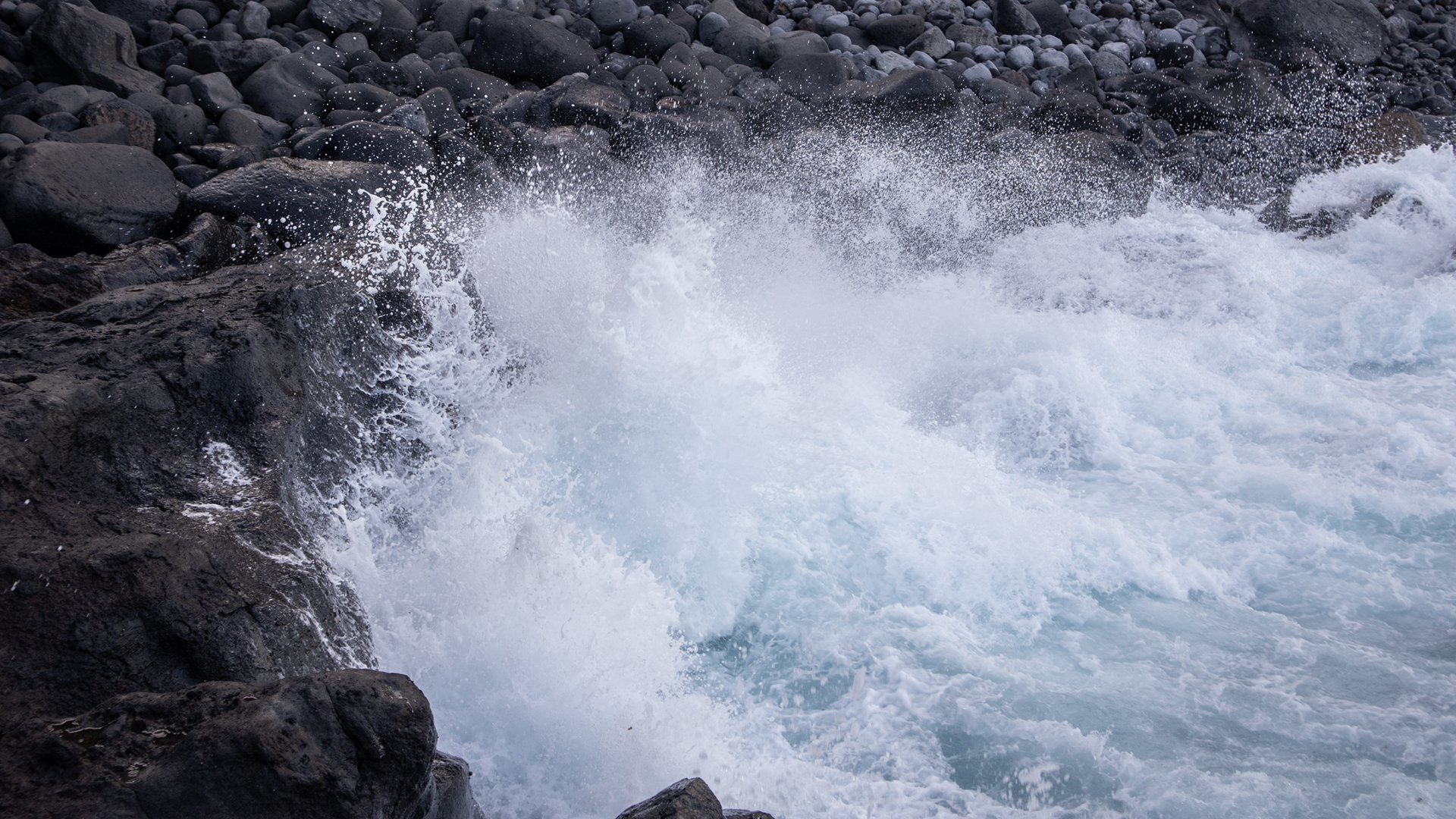 Playa del Jurado, La Palma – tosende Brandung am Atlantik