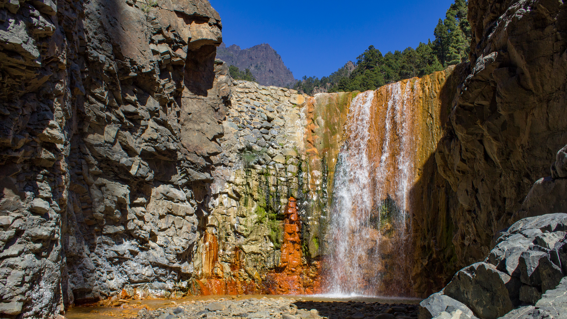 Blick auf die Cascada de Colores oder den Wasserfall der Farben auf La Palma