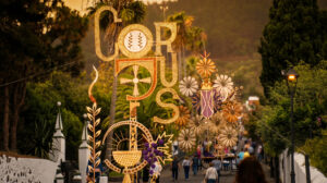 Corpus Christi Mazo — Blütenteppiche und Festtradition auf La Palma.