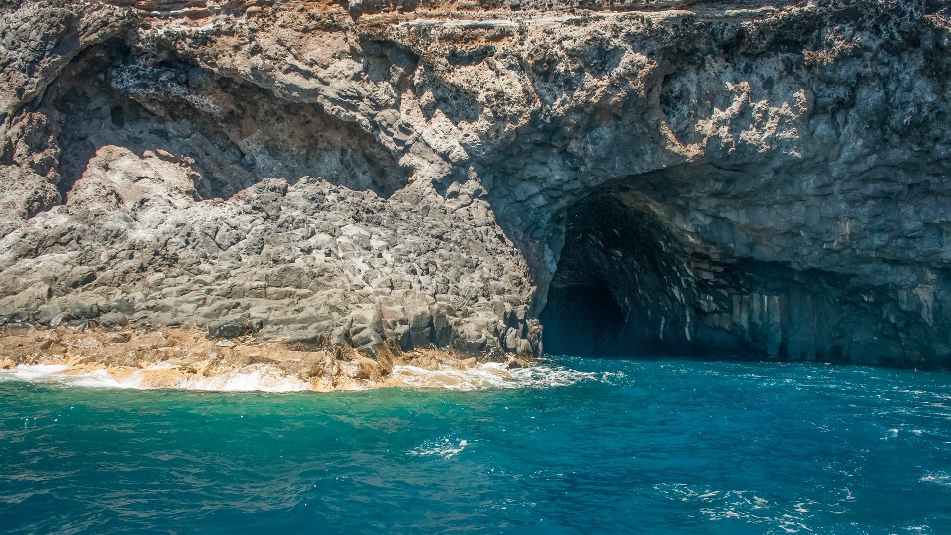 Die Höhlenöffnung der Cueva Bonita an der Westküste La Palmas ist nur vom Wasser aus zugänglich